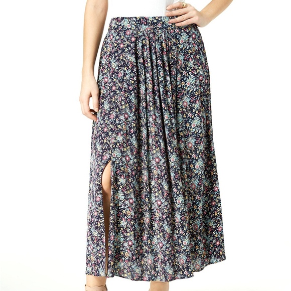 Maison Jules Dresses & Skirts - Maison Jules Macaroon Tie Front Skirt XL